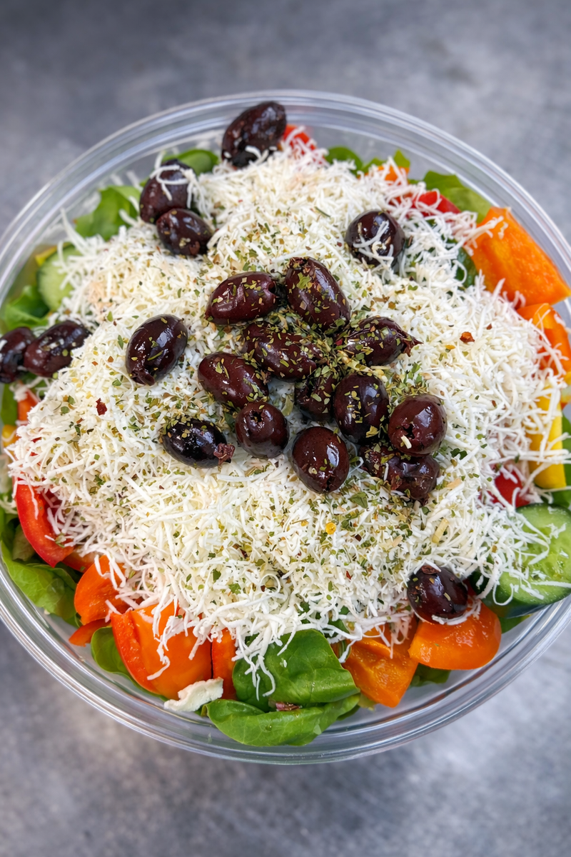 סלט יווני עם חסה,עגבניות,פלפלים,מלפפונים,גבינת פטה וזיתי קלמטה