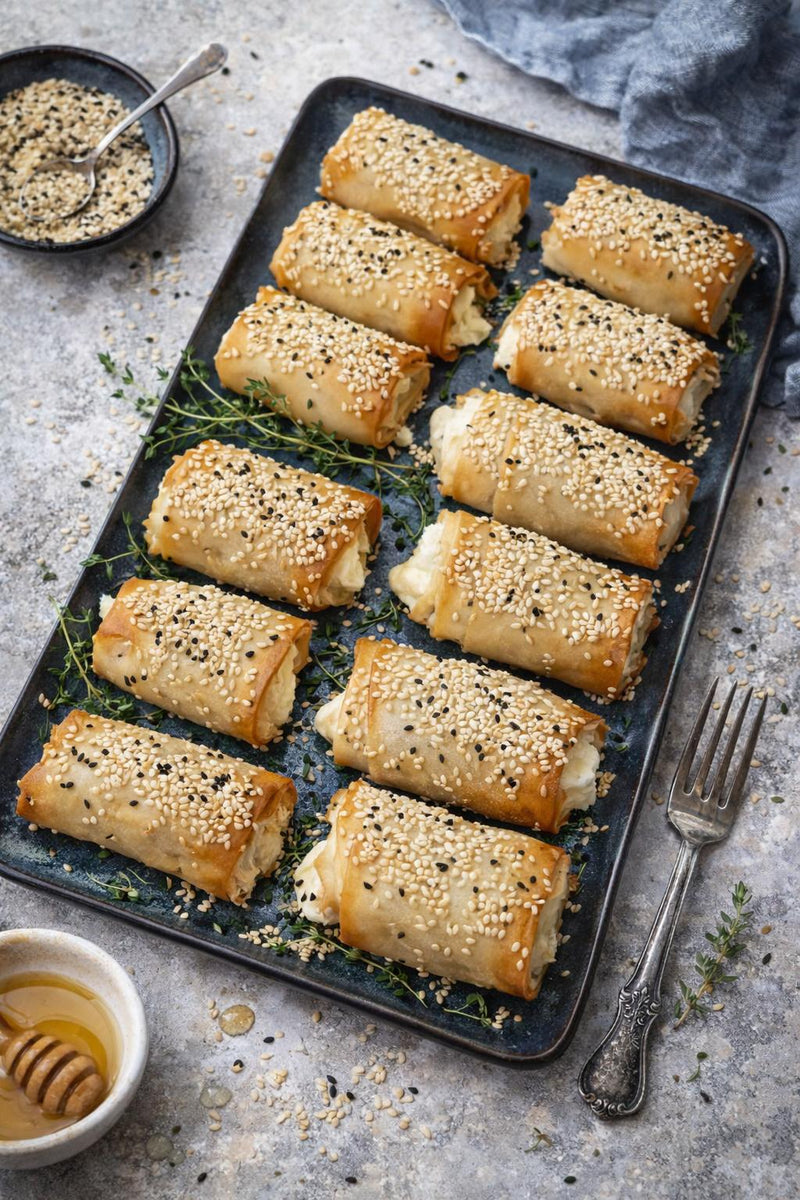 רול פילו במילוי גבינות וזילוף דבש