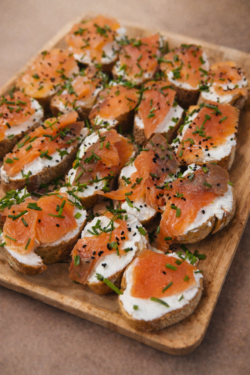 כריכוני קוקטייל מבגט – סלמון מעושן וגבינת שמנ